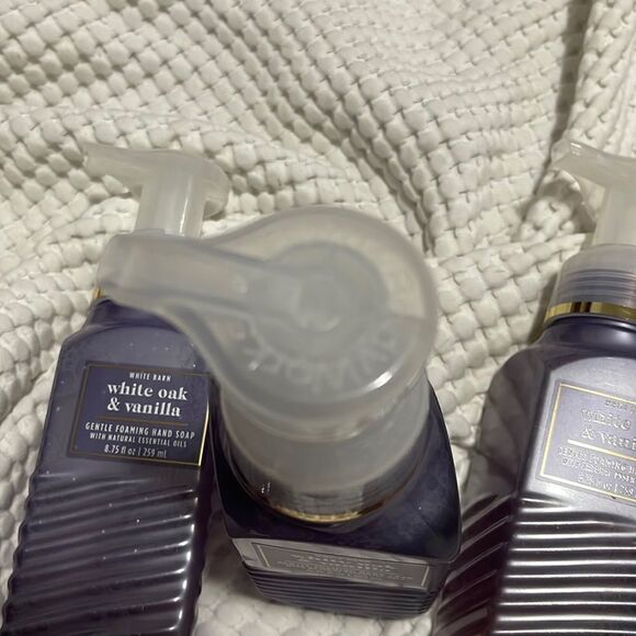 NEW- White Barn/ Bath & Body Works. White Oak & Vanilla Foam Soap - Picture 4 of 4